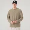 Camiseta masculina de manga longa, camiseta casual com gola redonda, moletom texturizado autêntico de alta qualidade outono 2026 com botões, moderna