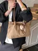 Bolsa de Axila em Camurça Coreana para Mulheres 2025 Nova Tendência Outono e Inverno Bolsa Tote Retrô Bolsa Simples de Grande Capacidade para o Dia a Dia