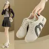 Zapatillas Blancas para Mujer 2026, Nueva Versión Coreana de Otoño, Estilo Ins, Zapatos Versátiles Deportivos Casuales para Estudiantes Mujeres, Estilo Callejero K3921