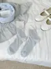 Calcetines finos de mujer serie azul y blanco para primavera y verano con lazos de cinta blanca, bordado de oso y diseño de malla calada