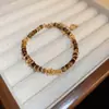 Pulseira Geométrica de Zircônia e Pedra Olho de Tigre Estilo Retro Maillard com Contas Levemente Luxuosa de Alta Qualidade Joia de Mão Personalizada da Moda
