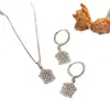 Aretes y Collar de Moda Europea y Americana Transfronterizos con Incrustaciones de Circonita en Cobre y Set de Joyería para Mujer, Set de Pinza para Oreja con Cadena de Acero Inoxidable de Lujo Ligero