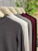 Camiseta Básica de Manga Larga y Cuello Medio Alto de Lujo Color Negro Carbón para Mujer con Máscara Facial para Otoño e Invierno 2025