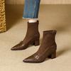 Botas Curtas de Veludo Retrô para Mulheres com Salto Grosso Novo Estilo Outono e Inverno 2025 Botas Elásticas Slim Costuradas Bico Fino Salto Alto Botas Femininas