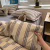 Juego de ropa de cama de cuatro piezas a rayas de algodón, diseño a cuadros de lujo simple y ligero, funda de edredón de algodón puro para niños, juego de tres piezas para dormitorio de estudiante