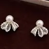 Brincos de laço de pérola com renda de estilo delicado, brincos requintados de estilo fada de nicho, brincos versáteis de pérola de luxo leve