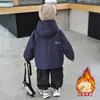 Chaqueta Gruesa de Terciopelo Plus para Niños Otoño/Invierno 2026 Nuevo Estilo Parka Guapa para Niño Cortavientos Fino de Algodón Moderno