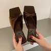 Sandálias de salto alto Chuyuji estilo francês de veludo com torção no tornozelo para o verão, adequadas para uso ao ar livre, com um design sofisticado e versátil