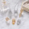 Colgante de letra pequeña estilo Chanel con perla Dai Guo Accesorios para joyería DIY Cobre electrochapado Cristal Accesorios de piedra natural