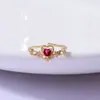 Anillo abierto vintage con corazón de circón rojo para mujer, con un diseño de lujo ligero estilo corte y tamaño ajustable. Venta al por mayor para joyería transfronteriza