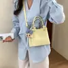 Bolsa feminina nova transfronteiriça 2026, bolsa de ombro moderna, bolsa de mão simples de couro macio, bolsa transversal de moda versátil