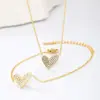 Cadena de Clavícula Temperamento con Circonita Micro pavimentada Bañada en Oro Real para Mujer, Collar Pulsera de Corazón de Amor de Acero Inoxidable de Alta Gama, Venta al por Mayor en Stock