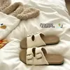 Chinelos de Solado Macio para Mulheres, Novo Estilo Casual Versátil de Verão 2026, Adequados para Usar com Saias, Sandálias Estilo Birkenstock para Praia