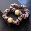 Accesorios para el cabello coreanos al por mayor máscara de perlas de alta gama anillo intestinal cuerda para el cabello de mujer banda de goma gruesa cabeza de bola funda de cuero