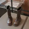 Dr. Menina. Botas Infantis de Algodão Martens 2026 Outono/Inverno Novo Estilo para Crianças de Meia-Idade e Mais Velhas Botas Longas Estilosas Britânicas Botas de Couro com Solado Macio para Meninas