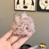 Clip para el Cabello de Camelia de Malla Color Albaricoque, Modelo Nuevo 2026, Pasador Floral de Tamaño Mediano, Suave y Etéreo, Versátil para el Trayecto Diario, Accesorio para el Cabello