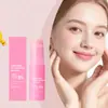 Bastão Hidratante Multi-Efeito Rosa Volumizador. A Textura é Úmida, Delicada e Suave, Proporcionando Hidratação à Pele Seca e Deixando-a Macia e Flexível