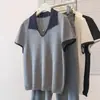 Camiseta de punto de manga corta con cuello polo de color block estilo coreano, sensación de alta gama para verano, holgada y estilizada, top casual de moda para mujer