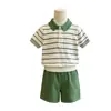 Conjunto Estilo Universitario para Niños 26 Verano Nuevo Camisa de Punto a Rayas con Cuello Polo Manga Corta Pantalones Cortos Verdes para Niños