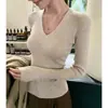 Suéter de punto color té con leche, cuello en V, modelo nuevo otoño 2025, corte ajustado, versátil, favorecedor para la figura, top de manga larga
