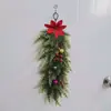Colgador de Puerta Invertido de Agujas de Pino de Simulación Navideña Flor de Pascua Ramas de Pino Plantas Verdes Enredaderas Colgantes Bayas Rojas Piñas Colgantes de Pared Decoración Festiva