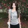 Camiseta gris de manga corta con volantes en el cuello y cierre de corbata, diseño de verano para mujeres de talla grande, top elegante con hombros rectos