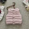 Chaleco ligero de plumón para niñas, nuevo estilo otoño e invierno, prenda exterior versátil y cálida para niñas, conjunto de tres piezas estilo coreano para bebés y niños pequeños