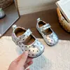 Sapatos de couro femininos estilo coreano com bico dividido de bolinhas, sapatos de princesa, novos modelos de outono e inverno para crianças, meninas pequenas e crianças maiores, mocassins