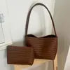 Bolso cruzado de patrón tejido casual, bolso de hombro de nicho retro de lujo ligero, bolso versátil de cuero suave de alta gama para madre e hija