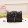Bolso Cuadrado Pequeño Nuevo Otoño 2025 con Diseño Único, Bolso de Cadena Acolchado, Bolso Cruzado de Hombro Único para Mujer, Simple y Versátil