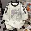 Camiseta Estampada com Letras de Marca Retro com Três Listras Manga Curta Unissex Verão 2025 Novo Top Solto Ins