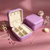 Caja de joyería de cuero PU lista para exportar, caja de almacenamiento de accesorios portátil para tres anillos de oro, collares y accesorios de mano