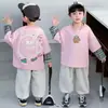 Conjunto de Duas Peças Listrado para Meninos na Primavera, Conjunto Elegante e Moderno de Duas Peças para Crianças na Primavera e Outono, Roupa Infantil para Crianças Pequenas para Exportação