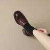 Primeiro Encontro Temporada Super Macio Bico Redondo Salto Alto Sapatos Pequenos de Couro Feminino 2026 Outono Retrô Francês Emagrecimento Salto Bloco Aumento de Altura Mocassins
