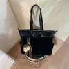 Bolso de axila para mujer, nueva colección de otoño 2026, bolso de hombro moderno y versátil, material de gamuza, elegante bolso cruzado