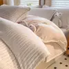 Conjunto de Quatro Peças em Malha Leite com Listras Catiônicas Outono/Inverno Espessado Quente Coral Fleece Flanela Dupla Face Roupa de Cama