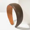 Diadema de Cuero de Ala Ancha de Color Puro Estilo Hong Kong para Otoño e Invierno de He Ming, Retro y de Gama Alta, Pequeño Accesorio para el Cabello Versátil para el Uso Diario que Resalta el Rostro