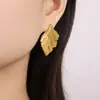 Pendientes de Joyería Irregulares con Diseño de Nicho de Moda de Lujo Ligero de Nuevo Estilo Europeo y Americano con Forma de Hoja de Acero de Titanio Chapado en Oro