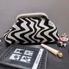 Bolso Cruzado de Punto de Gran Capacidad Rayado Transfronterizo, Bolso de Mano Versátil Negro y Beige, Patrón de Ola Azul, para Uso Diario, Bolso de Maquillaje, Moderno, con Clip
