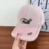Boné de Baseball Feminino Outono e Inverno Versão Coreana Novo Espessado Quente Lã de Cordeiro com Bordado de Letras, Boné de Bico de Pato Tendência Emagrecimento Facial