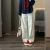 A primavera não está atrasada, ela vem com um efeito de alongamento das pernas! Jeans feminino com corte tridimensional, cintura média-alta, que cobre o quadril e perna larga e curva.