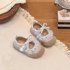 Sapatos macios para bebês e crianças pequenas com sola flexível, novos sapatos florais de princesa para primavera e outono para meninas, sapatos casuais fechados para crianças pequenas, sapatos simples para bebês