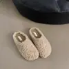 Pantuflas peludas de moda para mujer, para usar en exteriores, nuevo estilo otoño/invierno 2026, zapatos de algodón forrados de felpa, pantuflas de algodón sin cordones para usar cómodamente en casa