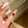 Anillo Vintage de Segunda Mano con Corazón Rojo Pequeño de Diamante de Alto Carbono, Anillo de Diamante con Corazón Rojo con Incrustaciones de Diamante de Corindón Rojo de Lujo Ligero de Moda para Mujeres