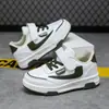Sapatos para Meninos, Tênis Esportivos Infantis, Novo Estilo Primavera e Outono 2026 Campus Impermeável Antiderrapante Sapatos Brancos, Tênis Infantis de Tamanho Médio e Grande