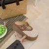 Sandálias Trançadas Vazadas de Solado Grosso Modelo Novo 2026 para Mulheres, Uso Externo de Verão, Estilo Francês, Adequadas para Saias, Meia-Chinelos Birkenstock de Bico Fechado