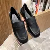 Sapatos de Couro Preto Hui Li para Mulheres, Estilo Britânico, Modelo Primavera 2025, Mocassins de Solado Grosso, Sapatos de Salto Baixo, Elementos Metálicos 102