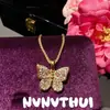 Colar com Pingente de Cabaça Rotativo Cor Dourada Estilo Antigo com Design de Janela Floral Cravejada de Diamantes, Colar Borboleta Rosa com Filigrana Estilo Chinês Novo