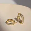 Os Brincos Pequenos Estilosos e Simples de Cao Shi com Argolas de Zircônia de Camada Dupla Microincrustada São Modernos e Exquisitos para o Uso Diário