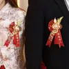 Un Conjunto Completo de Boutonnières de Boda para el Novio, la Novia, los Padres, los Padrinos y las Dama de Honor, con un Toque de Lujo, Broches de Boda y Flores para Solapa